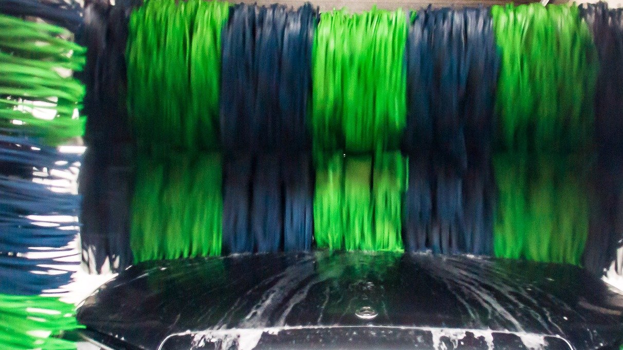 Waschbürsten mit Nadelfilzen in einer Autowaschanlage