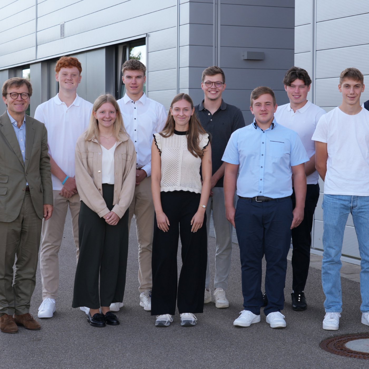 Gruppenbild der neuen Azubis und Studenten mit der BWF Group Geschäftsleitung und der Ausbildungsleiterin