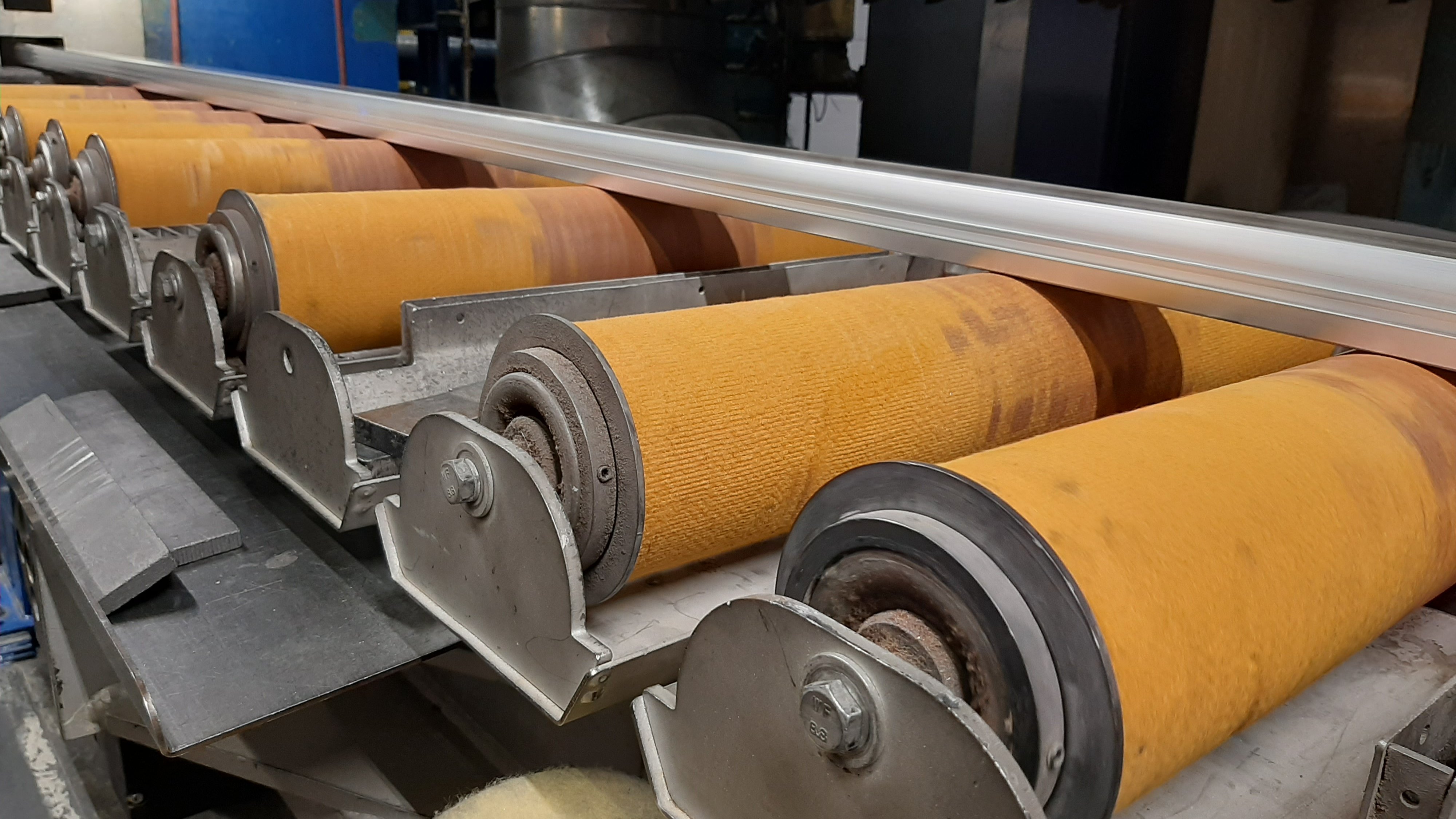 Aluminiumprofil läuft auf PBO-Filzrollen aus der Presse